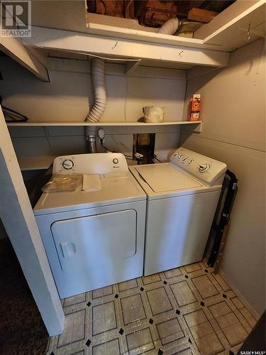 205 1St Avenue Nw, Weyburn, SK - Indoor Photo Showing Laundry Room