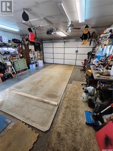 205 1St Avenue Nw, Weyburn, SK - Indoor Photo Showing Garage