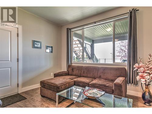 6670 Blackcomb Way, Vernon, BC - Indoor Photo Showing Living Room