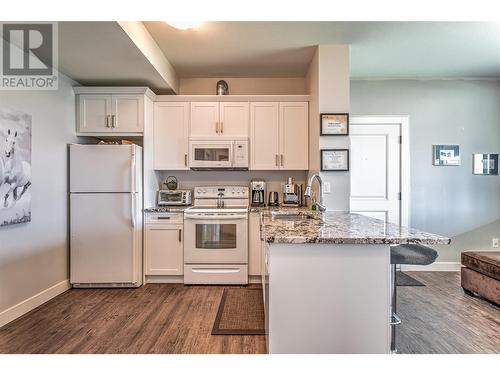 6670 Blackcomb Way, Vernon, BC - Indoor Photo Showing Kitchen