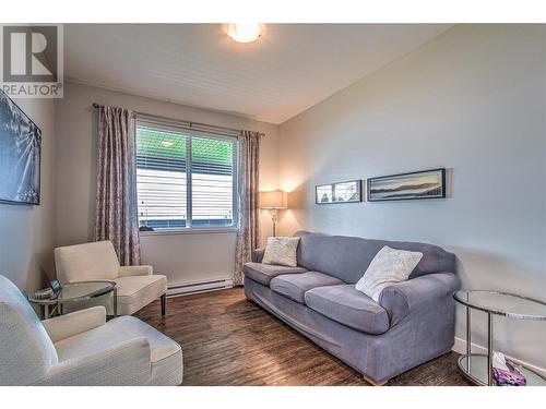 6670 Blackcomb Way, Vernon, BC - Indoor Photo Showing Living Room