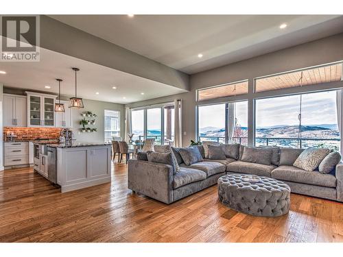 6670 Blackcomb Way, Vernon, BC - Indoor Photo Showing Living Room