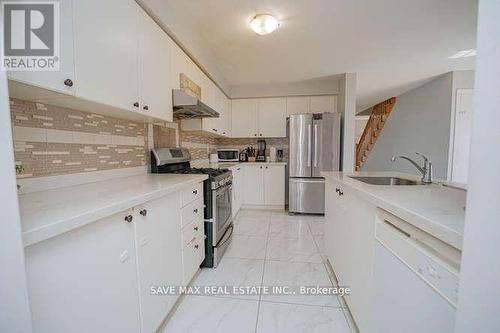 14 Seed Court, Brampton, ON - Indoor Photo Showing Kitchen