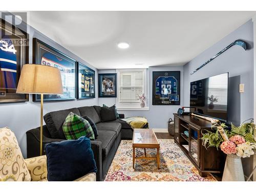 1598 Emerald Drive, Kamloops, BC - Indoor Photo Showing Living Room