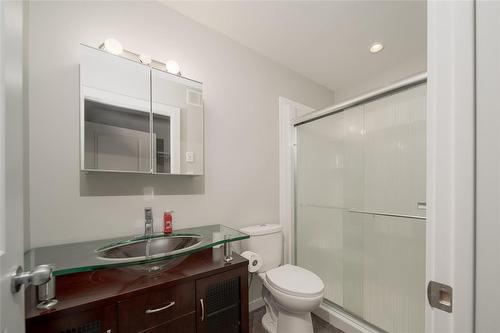 6 Parkside Place, Steinbach, MB - Indoor Photo Showing Bathroom