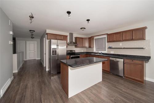 6 Parkside Place, Steinbach, MB - Indoor Photo Showing Kitchen With Double Sink