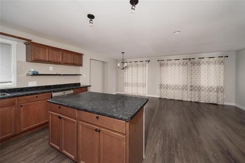 6 Parkside Place, Steinbach, MB - Indoor Photo Showing Kitchen