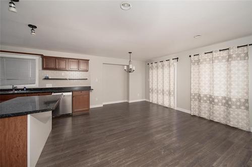 6 Parkside Place, Steinbach, MB - Indoor Photo Showing Kitchen