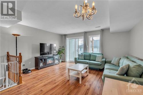 4472 Harper Avenue, Ottawa, ON - Indoor Photo Showing Living Room