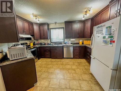 1 Park Boulevard, Melville, SK - Indoor Photo Showing Kitchen