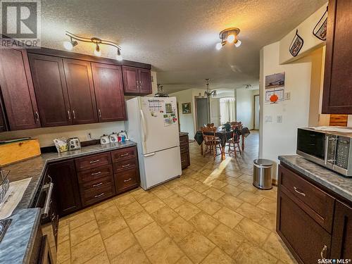 1 Park Boulevard, Melville, SK - Indoor Photo Showing Kitchen