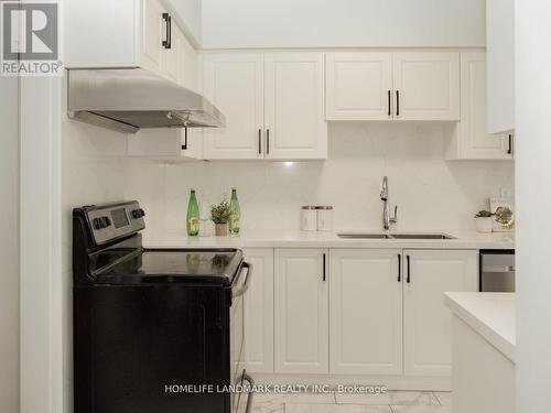 6094 Windfleet Crescent, Mississauga (East Credit), ON - Indoor Photo Showing Kitchen With Double Sink