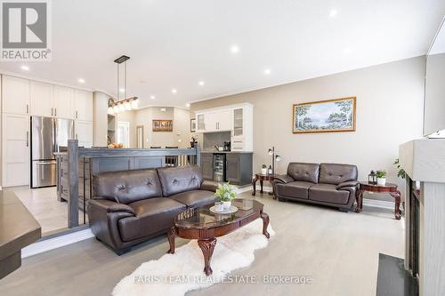 46 Kell Place, Barrie (Bayshore), ON - Indoor Photo Showing Living Room