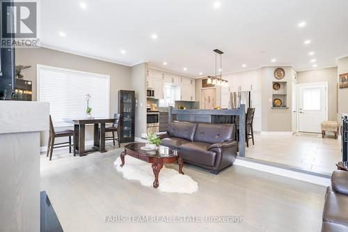 46 Kell Place, Barrie (Bayshore), ON - Indoor Photo Showing Living Room