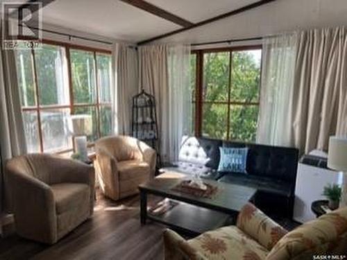 510 Osborne Lane, Regina Beach, SK - Indoor Photo Showing Living Room