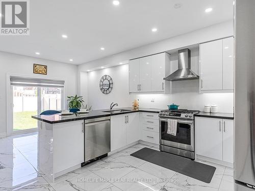 312 Chelsea Crescent, Bradford West Gwillimbury, ON - Indoor Photo Showing Kitchen With Upgraded Kitchen