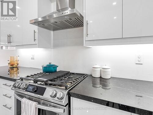 312 Chelsea Crescent, Bradford West Gwillimbury, ON - Indoor Photo Showing Kitchen With Upgraded Kitchen