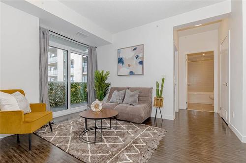 2093 Fairview Street|Unit #709, Burlington, ON - Indoor Photo Showing Living Room