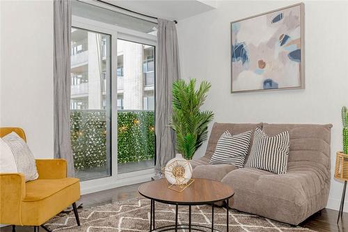 2093 Fairview Street|Unit #709, Burlington, ON - Indoor Photo Showing Living Room