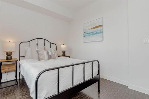 2093 Fairview Street|Unit #709, Burlington, ON - Indoor Photo Showing Bedroom