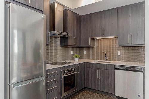 2093 Fairview Street|Unit #709, Burlington, ON - Indoor Photo Showing Kitchen With Upgraded Kitchen