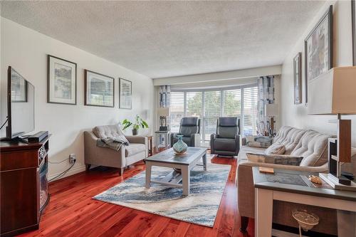 53 Anna Capri Drive, Hamilton, ON - Indoor Photo Showing Living Room