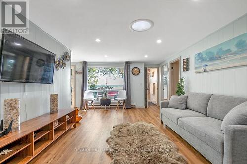 26 Manitou Lane, Kawartha Lakes (Bobcaygeon), ON - Indoor Photo Showing Living Room