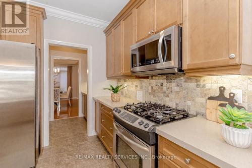 19 Leparc Road, Brampton (Vales Of Castlemore North), ON - Indoor Photo Showing Kitchen With Upgraded Kitchen