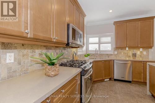 19 Leparc Road, Brampton (Vales Of Castlemore North), ON - Indoor Photo Showing Kitchen With Upgraded Kitchen