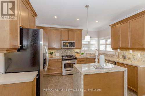 19 Leparc Road, Brampton, ON - Indoor Photo Showing Kitchen