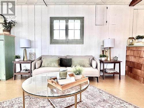 32 Quinte View Road, Greater Napanee, ON - Indoor Photo Showing Living Room