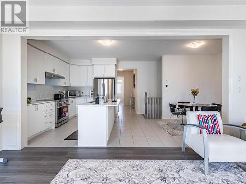 8 Silver Meadow Gardens, Hamilton, ON - Indoor Photo Showing Kitchen