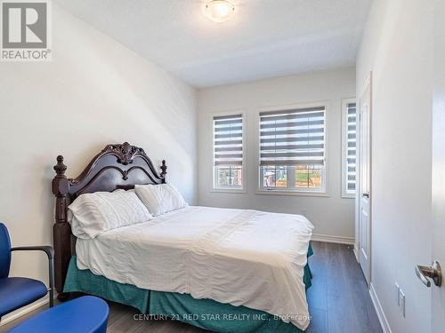 8 Silver Meadow Gardens, Hamilton, ON - Indoor Photo Showing Bedroom