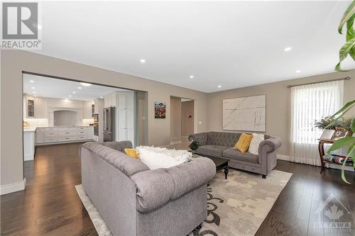 43 Brae Crescent, Stittsville, ON - Indoor Photo Showing Living Room