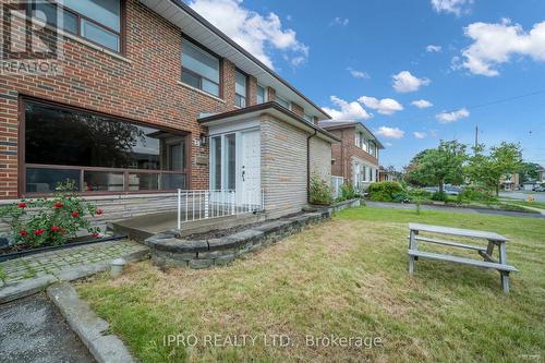 39 Wyndcliff Crescent, Toronto (Victoria Village), ON - Outdoor