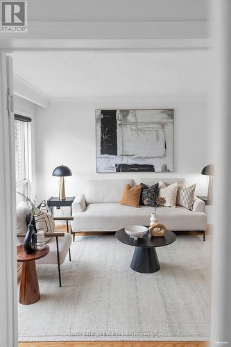 39 Wyndcliff Crescent, Toronto (Victoria Village), ON - Indoor Photo Showing Living Room