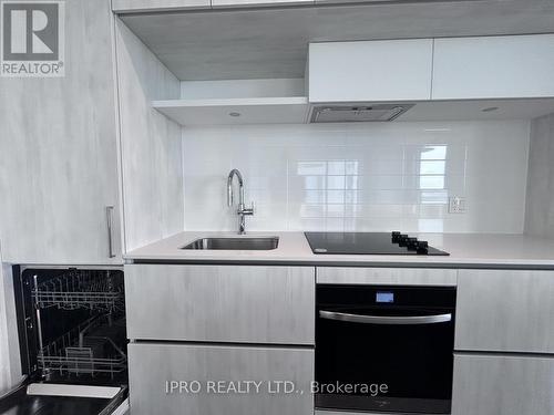 829 - 2 David Eyer Road E, Richmond Hill, ON - Indoor Photo Showing Kitchen