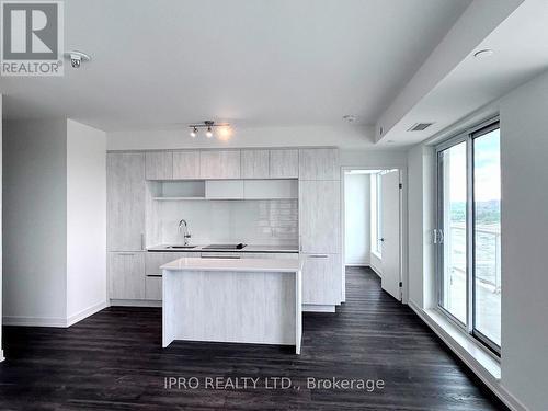 829 - 2 David Eyer Road E, Richmond Hill, ON - Indoor Photo Showing Kitchen