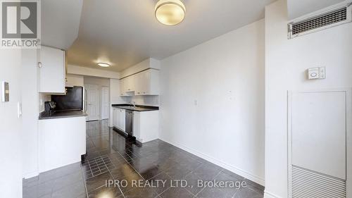 812 - 35 Kingsbridge Gardens, Mississauga, ON - Indoor Photo Showing Kitchen