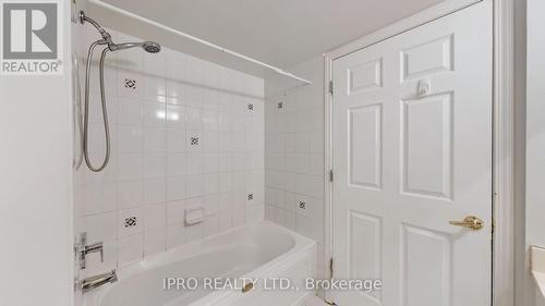 812 - 35 Kingsbridge Gardens, Mississauga, ON - Indoor Photo Showing Bathroom