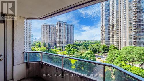 812 - 35 Kingsbridge Gardens, Mississauga, ON - Outdoor