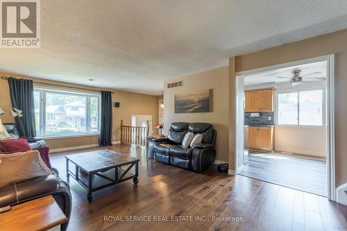 613 Christopher Road, Peterborough (Ashburnham), ON - Indoor Photo Showing Living Room