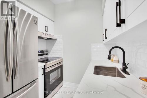 201 - 2 Clairtrell Road, Toronto (Willowdale East), ON - Indoor Photo Showing Kitchen