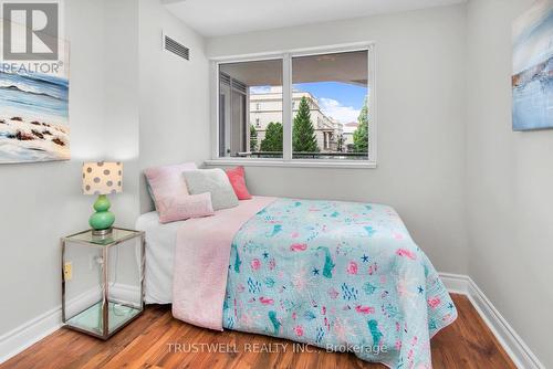 201 - 2 Clairtrell Road, Toronto (Willowdale East), ON - Indoor Photo Showing Bedroom