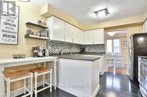 380 Riddell Court, Newmarket, ON - Indoor Photo Showing Kitchen