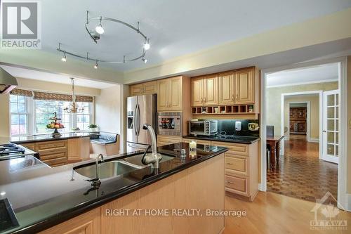 541 Montagu Place, Ottawa, ON - Indoor Photo Showing Kitchen