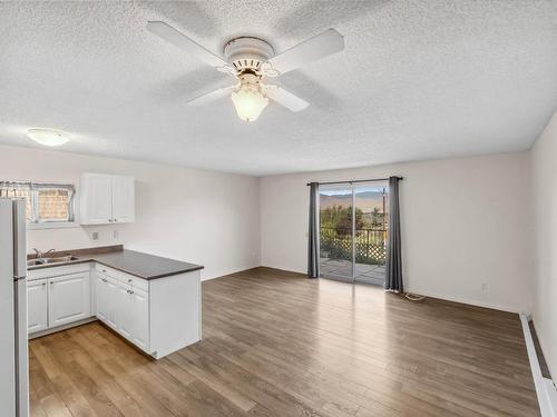 6-460 Dalgleish Drive, Kamloops, BC - Indoor Photo Showing Kitchen With Double Sink