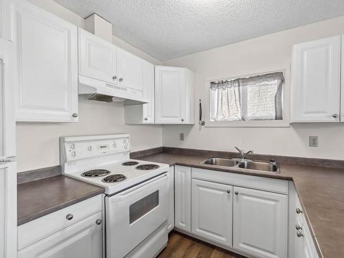 6-460 Dalgleish Drive, Kamloops, BC - Indoor Photo Showing Kitchen With Double Sink