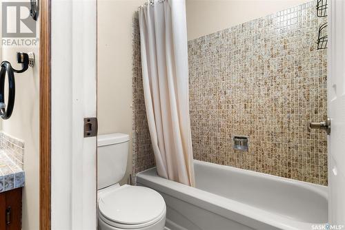 6 Wood Crescent, Regina, SK - Indoor Photo Showing Bathroom