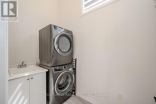 30 Rustic Oak Trail, North Dumfries, ON - Indoor Photo Showing Laundry Room